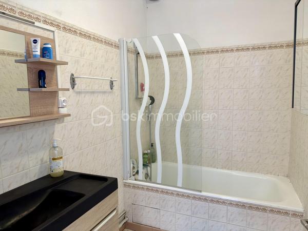 Vous recherchez une maison familiale de cinq chambres avec garage, à aménager selon vos goûts et à sublimer, proche du centre-ville? Cette maison située dans le quartier Sainte-Radegonde pourrait correspondre à votre recherche ! 
Au rez-de-chaussée : une cuisine aménagée et équipée d'un four, d'une hotte et d'une plaque de cuisson électrique, un salon/séjour donnant tous deux sur la terrasse, un grand dégagement desservant deux chambres, une salle de bains, un WC et un accès au cellier/buanderie et au garage. 
À l'étage : un palier avec rangements distribue trois grandes chambres ainsi qu'une salle d'eau avec WC. 
Huisseries double vitrage, chaudière gaz à condensation avec programmateur. 
Parcelle clôturée de 548 m2 avec possibilité de stationnement. Une visite s'impose... contactez-moi pour plus d'informations !