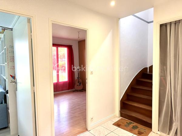 Vous recherchez une maison familiale de cinq chambres avec garage, à aménager selon vos goûts et à sublimer, proche du centre-ville? Cette maison située dans le quartier Sainte-Radegonde pourrait correspondre à votre recherche ! 
Au rez-de-chaussée : une cuisine aménagée et équipée d'un four, d'une hotte et d'une plaque de cuisson électrique, un salon/séjour donnant tous deux sur la terrasse, un grand dégagement desservant deux chambres, une salle de bains, un WC et un accès au cellier/buanderie et au garage. 
À l'étage : un palier avec rangements distribue trois grandes chambres ainsi qu'une salle d'eau avec WC. 
Huisseries double vitrage, chaudière gaz à condensation avec programmateur. 
Parcelle clôturée de 548 m2 avec possibilité de stationnement. Une visite s'impose... contactez-moi pour plus d'informations !