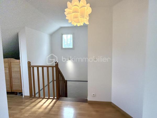 Vous recherchez une maison familiale de cinq chambres avec garage, à aménager selon vos goûts et à sublimer, proche du centre-ville? Cette maison située dans le quartier Sainte-Radegonde pourrait correspondre à votre recherche ! 
Au rez-de-chaussée : une cuisine aménagée et équipée d'un four, d'une hotte et d'une plaque de cuisson électrique, un salon/séjour donnant tous deux sur la terrasse, un grand dégagement desservant deux chambres, une salle de bains, un WC et un accès au cellier/buanderie et au garage. 
À l'étage : un palier avec rangements distribue trois grandes chambres ainsi qu'une salle d'eau avec WC. 
Huisseries double vitrage, chaudière gaz à condensation avec programmateur. 
Parcelle clôturée de 548 m2 avec possibilité de stationnement. Une visite s'impose... contactez-moi pour plus d'informations !