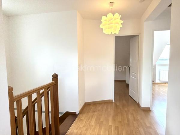 Vous recherchez une maison familiale de cinq chambres avec garage, à aménager selon vos goûts et à sublimer, proche du centre-ville? Cette maison située dans le quartier Sainte-Radegonde pourrait correspondre à votre recherche ! 
Au rez-de-chaussée : une cuisine aménagée et équipée d'un four, d'une hotte et d'une plaque de cuisson électrique, un salon/séjour donnant tous deux sur la terrasse, un grand dégagement desservant deux chambres, une salle de bains, un WC et un accès au cellier/buanderie et au garage. 
À l'étage : un palier avec rangements distribue trois grandes chambres ainsi qu'une salle d'eau avec WC. 
Huisseries double vitrage, chaudière gaz à condensation avec programmateur. 
Parcelle clôturée de 548 m2 avec possibilité de stationnement. Une visite s'impose... contactez-moi pour plus d'informations !