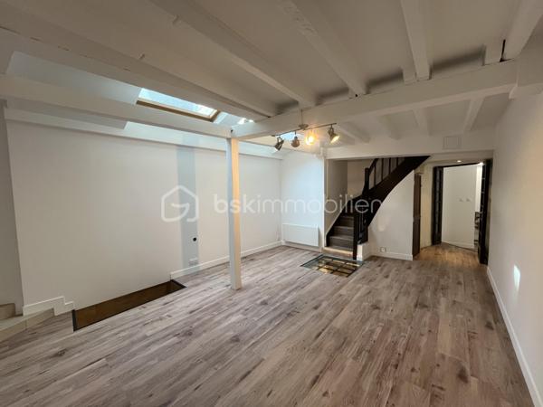 À Tours, dans un secteur très recherché, découvrez ce charmant appartement entièrement rénové de 73,5 m², prête à accueillir ses nouveaux propriétaires sans aucun travaux à prévoir.

Dès l’entrée, vous serez séduits par l’atmosphère chaleureuse et le soin apporté à la rénovation. Le bien bénéficie de deux accès indépendants, dont un avec sas pratique pour le stockage des vélos — un véritable atout au quotidien en centre-ville.

Le rez-de-chaussée propose une belle pièce de vie lumineuse, agréable et conviviale, ainsi qu’une cuisine de cuisiniste neuve et entièrement équipée, pensée pour allier esthétisme et fonctionnalité.

À l’étage, l’espace nuit se compose :
- d’une chambre avec espace dressing,
- d’une seconde chambre pouvant également faire office de bureau,
- ainsi que d’une salle d’eau moderne avec WC.

Le charme de ce bien se distingue également par un élément rare et original : une cave située sous le salon, visible grâce à une vitre intégrée, apportant un cachet unique et beaucoup de caractère à l’ensemble.

Côté confort, tout a été pensé pour une installation sereine :
- DPE C,
- chauffage électrique entièrement neuf avec thermostats réglables,
- ballon d’eau chaude neuf,
- aucune rénovation à prévoir.

Le logement est libre de toute occupation.

Une place de parking en sous-sol est disponible en supplément, un confort appréciable dans ce secteur prisé.

Taxe foncière : environ 885 €.

Un bien clé en main, idéal pour un premier achat, un pied-à-terre de qualité ou une résidence principale alliant charme, modernité et emplacement privilégié au cœur de Tours.