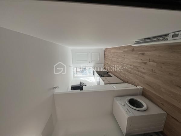 À Tours, dans un secteur très recherché, découvrez ce charmant appartement entièrement rénové de 73,5 m², prête à accueillir ses nouveaux propriétaires sans aucun travaux à prévoir.

Dès l’entrée, vous serez séduits par l’atmosphère chaleureuse et le soin apporté à la rénovation. Le bien bénéficie de deux accès indépendants, dont un avec sas pratique pour le stockage des vélos — un véritable atout au quotidien en centre-ville.

Le rez-de-chaussée propose une belle pièce de vie lumineuse, agréable et conviviale, ainsi qu’une cuisine de cuisiniste neuve et entièrement équipée, pensée pour allier esthétisme et fonctionnalité.

À l’étage, l’espace nuit se compose :
- d’une chambre avec espace dressing,
- d’une seconde chambre pouvant également faire office de bureau,
- ainsi que d’une salle d’eau moderne avec WC.

Le charme de ce bien se distingue également par un élément rare et original : une cave située sous le salon, visible grâce à une vitre intégrée, apportant un cachet unique et beaucoup de caractère à l’ensemble.

Côté confort, tout a été pensé pour une installation sereine :
- DPE C,
- chauffage électrique entièrement neuf avec thermostats réglables,
- ballon d’eau chaude neuf,
- aucune rénovation à prévoir.

Le logement est libre de toute occupation.

Une place de parking en sous-sol est disponible en supplément, un confort appréciable dans ce secteur prisé.

Taxe foncière : environ 885 €.

Un bien clé en main, idéal pour un premier achat, un pied-à-terre de qualité ou une résidence principale alliant charme, modernité et emplacement privilégié au cœur de Tours.