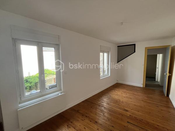 À Tours, dans un secteur très recherché, découvrez ce charmant appartement entièrement rénové de 73,5 m², prête à accueillir ses nouveaux propriétaires sans aucun travaux à prévoir.

Dès l’entrée, vous serez séduits par l’atmosphère chaleureuse et le soin apporté à la rénovation. Le bien bénéficie de deux accès indépendants, dont un avec sas pratique pour le stockage des vélos — un véritable atout au quotidien en centre-ville.

Le rez-de-chaussée propose une belle pièce de vie lumineuse, agréable et conviviale, ainsi qu’une cuisine de cuisiniste neuve et entièrement équipée, pensée pour allier esthétisme et fonctionnalité.

À l’étage, l’espace nuit se compose :
- d’une chambre avec espace dressing,
- d’une seconde chambre pouvant également faire office de bureau,
- ainsi que d’une salle d’eau moderne avec WC.

Le charme de ce bien se distingue également par un élément rare et original : une cave située sous le salon, visible grâce à une vitre intégrée, apportant un cachet unique et beaucoup de caractère à l’ensemble.

Côté confort, tout a été pensé pour une installation sereine :
- DPE C,
- chauffage électrique entièrement neuf avec thermostats réglables,
- ballon d’eau chaude neuf,
- aucune rénovation à prévoir.

Le logement est libre de toute occupation.

Une place de parking en sous-sol est disponible en supplément, un confort appréciable dans ce secteur prisé.

Taxe foncière : environ 885 €.

Un bien clé en main, idéal pour un premier achat, un pied-à-terre de qualité ou une résidence principale alliant charme, modernité et emplacement privilégié au cœur de Tours.