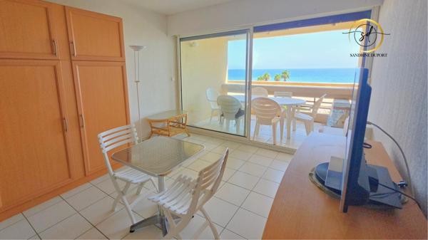 Pied a terre face à la mer -accès direct plage -terrasse -parking privé - piscine