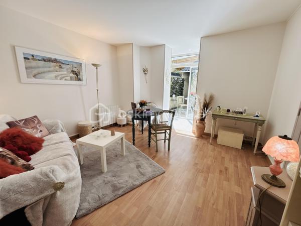 Au cœur du très recherché quartier des Halles à Tours, dans une petite copropriété de seulement trois propriétaires, découvrez ce charmant appartement de 45 m² situé en rez-de-chaussée.
Vous serez immédiatement séduit par sa vaste et agréable pièce de vie, baignée de lumière grâce à ses deux grandes baies vitrées en double vitrage ouvrant sur une terrasse privative intimiste. Véritable prolongement de l'espace de vie, cette terrasse constitue un havre de paix rare en centre-ville, idéal pour profiter des beaux jours en toute tranquillité.
L'appartement comprend également une cuisine aménagée, une chambre confortable, une salle d'eau, WC indépendant ainsi que de nombreux rangements optimisant parfaitement les espaces. Les fenêtres en double vitrage assurent un excellent confort thermique et acoustique.
Côté pratique, vous bénéficierez d'un petit appentis situé à la suite de la terrasse, parfait pour le stockage (vélos, mobilier de jardin, équipements divers), ainsi que d'une cave offrant un espace de rangement supplémentaire.
Son emplacement est un véritable atout : à proximité immédiate de l'Hôpital Bretonneau, des écoles, des commerces et de tous les services du quotidien. Ici, tout se fait à pied, dans un cadre de vie privilégié et particulièrement recherché.
Enfin, vous apprécierez les très faibles charges de copropriété, seulement 360 € par an.
Un bien rare sur le secteur, alliant luminosité, extérieur intimiste, espaces de rangement, faibles charges et emplacement de premier choix au cœur de Tours.