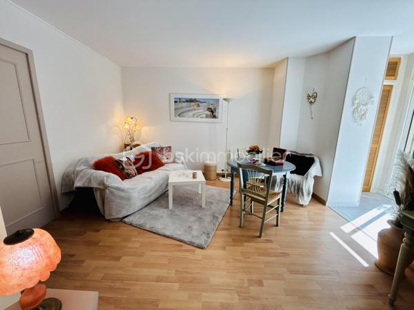 Au cœur du très recherché quartier des Halles à Tours, dans une petite copropriété de seulement trois propriétaires, découvrez ce charmant appartement de 45 m² situé en rez-de-chaussée.
Vous serez immédiatement séduit par sa vaste et agréable pièce de vie, baignée de lumière grâce à ses deux grandes baies vitrées en double vitrage ouvrant sur une terrasse privative intimiste. Véritable prolongement de l'espace de vie, cette terrasse constitue un havre de paix rare en centre-ville, idéal pour profiter des beaux jours en toute tranquillité.
L'appartement comprend également une cuisine aménagée, une chambre confortable, une salle d'eau, WC indépendant ainsi que de nombreux rangements optimisant parfaitement les espaces. Les fenêtres en double vitrage assurent un excellent confort thermique et acoustique.
Côté pratique, vous bénéficierez d'un petit appentis situé à la suite de la terrasse, parfait pour le stockage (vélos, mobilier de jardin, équipements divers), ainsi que d'une cave offrant un espace de rangement supplémentaire.
Son emplacement est un véritable atout : à proximité immédiate de l'Hôpital Bretonneau, des écoles, des commerces et de tous les services du quotidien. Ici, tout se fait à pied, dans un cadre de vie privilégié et particulièrement recherché.
Enfin, vous apprécierez les très faibles charges de copropriété, seulement 360 € par an.
Un bien rare sur le secteur, alliant luminosité, extérieur intimiste, espaces de rangement, faibles charges et emplacement de premier choix au cœur de Tours.