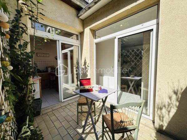 Au cœur du très recherché quartier des Halles à Tours, dans une petite copropriété de seulement trois propriétaires, découvrez ce charmant appartement de 45 m² situé en rez-de-chaussée.
Vous serez immédiatement séduit par sa vaste et agréable pièce de vie, baignée de lumière grâce à ses deux grandes baies vitrées en double vitrage ouvrant sur une terrasse privative intimiste. Véritable prolongement de l'espace de vie, cette terrasse constitue un havre de paix rare en centre-ville, idéal pour profiter des beaux jours en toute tranquillité.
L'appartement comprend également une cuisine aménagée, une chambre confortable, une salle d'eau, WC indépendant ainsi que de nombreux rangements optimisant parfaitement les espaces. Les fenêtres en double vitrage assurent un excellent confort thermique et acoustique.
Côté pratique, vous bénéficierez d'un petit appentis situé à la suite de la terrasse, parfait pour le stockage (vélos, mobilier de jardin, équipements divers), ainsi que d'une cave offrant un espace de rangement supplémentaire.
Son emplacement est un véritable atout : à proximité immédiate de l'Hôpital Bretonneau, des écoles, des commerces et de tous les services du quotidien. Ici, tout se fait à pied, dans un cadre de vie privilégié et particulièrement recherché.
Enfin, vous apprécierez les très faibles charges de copropriété, seulement 360 € par an.
Un bien rare sur le secteur, alliant luminosité, extérieur intimiste, espaces de rangement, faibles charges et emplacement de premier choix au cœur de Tours.