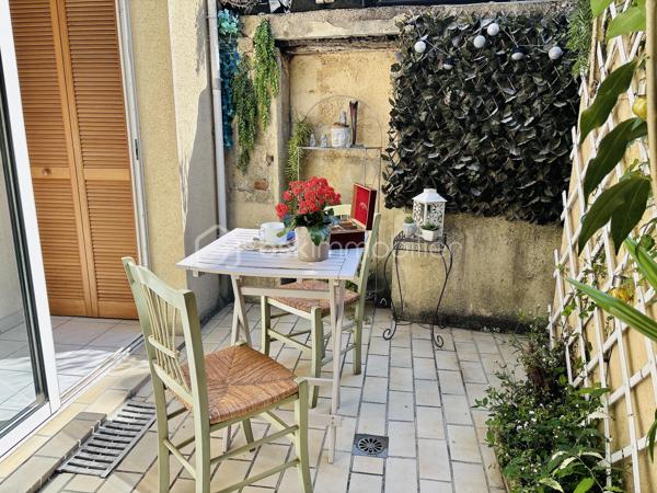 Au cœur du très recherché quartier des Halles à Tours, dans une petite copropriété de seulement trois propriétaires, découvrez ce charmant appartement de 45 m² situé en rez-de-chaussée.
Vous serez immédiatement séduit par sa vaste et agréable pièce de vie, baignée de lumière grâce à ses deux grandes baies vitrées en double vitrage ouvrant sur une terrasse privative intimiste. Véritable prolongement de l'espace de vie, cette terrasse constitue un havre de paix rare en centre-ville, idéal pour profiter des beaux jours en toute tranquillité.
L'appartement comprend également une cuisine aménagée, une chambre confortable, une salle d'eau, WC indépendant ainsi que de nombreux rangements optimisant parfaitement les espaces. Les fenêtres en double vitrage assurent un excellent confort thermique et acoustique.
Côté pratique, vous bénéficierez d'un petit appentis situé à la suite de la terrasse, parfait pour le stockage (vélos, mobilier de jardin, équipements divers), ainsi que d'une cave offrant un espace de rangement supplémentaire.
Son emplacement est un véritable atout : à proximité immédiate de l'Hôpital Bretonneau, des écoles, des commerces et de tous les services du quotidien. Ici, tout se fait à pied, dans un cadre de vie privilégié et particulièrement recherché.
Enfin, vous apprécierez les très faibles charges de copropriété, seulement 360 € par an.
Un bien rare sur le secteur, alliant luminosité, extérieur intimiste, espaces de rangement, faibles charges et emplacement de premier choix au cœur de Tours.