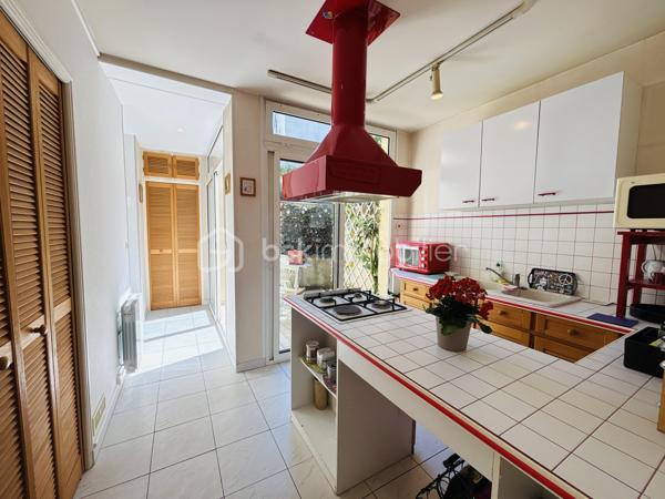 Au cœur du très recherché quartier des Halles à Tours, dans une petite copropriété de seulement trois propriétaires, découvrez ce charmant appartement de 45 m² situé en rez-de-chaussée.
Vous serez immédiatement séduit par sa vaste et agréable pièce de vie, baignée de lumière grâce à ses deux grandes baies vitrées en double vitrage ouvrant sur une terrasse privative intimiste. Véritable prolongement de l'espace de vie, cette terrasse constitue un havre de paix rare en centre-ville, idéal pour profiter des beaux jours en toute tranquillité.
L'appartement comprend également une cuisine aménagée, une chambre confortable, une salle d'eau, WC indépendant ainsi que de nombreux rangements optimisant parfaitement les espaces. Les fenêtres en double vitrage assurent un excellent confort thermique et acoustique.
Côté pratique, vous bénéficierez d'un petit appentis situé à la suite de la terrasse, parfait pour le stockage (vélos, mobilier de jardin, équipements divers), ainsi que d'une cave offrant un espace de rangement supplémentaire.
Son emplacement est un véritable atout : à proximité immédiate de l'Hôpital Bretonneau, des écoles, des commerces et de tous les services du quotidien. Ici, tout se fait à pied, dans un cadre de vie privilégié et particulièrement recherché.
Enfin, vous apprécierez les très faibles charges de copropriété, seulement 360 € par an.
Un bien rare sur le secteur, alliant luminosité, extérieur intimiste, espaces de rangement, faibles charges et emplacement de premier choix au cœur de Tours.