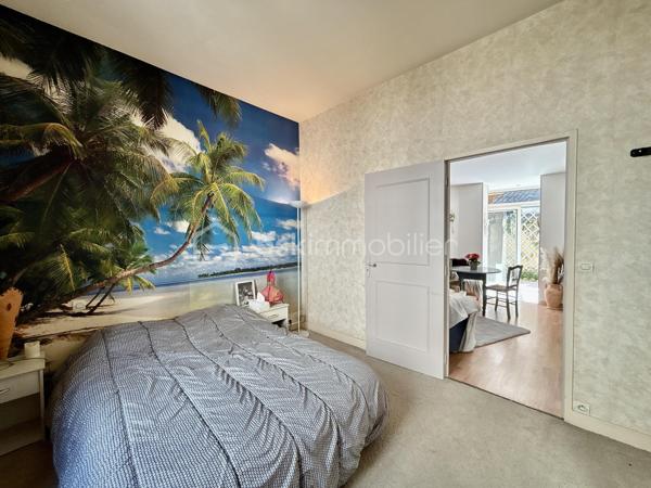 Au cœur du très recherché quartier des Halles à Tours, dans une petite copropriété de seulement trois propriétaires, découvrez ce charmant appartement de 45 m² situé en rez-de-chaussée.
Vous serez immédiatement séduit par sa vaste et agréable pièce de vie, baignée de lumière grâce à ses deux grandes baies vitrées en double vitrage ouvrant sur une terrasse privative intimiste. Véritable prolongement de l'espace de vie, cette terrasse constitue un havre de paix rare en centre-ville, idéal pour profiter des beaux jours en toute tranquillité.
L'appartement comprend également une cuisine aménagée, une chambre confortable, une salle d'eau, WC indépendant ainsi que de nombreux rangements optimisant parfaitement les espaces. Les fenêtres en double vitrage assurent un excellent confort thermique et acoustique.
Côté pratique, vous bénéficierez d'un petit appentis situé à la suite de la terrasse, parfait pour le stockage (vélos, mobilier de jardin, équipements divers), ainsi que d'une cave offrant un espace de rangement supplémentaire.
Son emplacement est un véritable atout : à proximité immédiate de l'Hôpital Bretonneau, des écoles, des commerces et de tous les services du quotidien. Ici, tout se fait à pied, dans un cadre de vie privilégié et particulièrement recherché.
Enfin, vous apprécierez les très faibles charges de copropriété, seulement 360 € par an.
Un bien rare sur le secteur, alliant luminosité, extérieur intimiste, espaces de rangement, faibles charges et emplacement de premier choix au cœur de Tours.