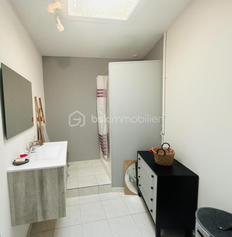 Au cœur du très recherché quartier des Halles à Tours, dans une petite copropriété de seulement trois propriétaires, découvrez ce charmant appartement de 45 m² situé en rez-de-chaussée.
Vous serez immédiatement séduit par sa vaste et agréable pièce de vie, baignée de lumière grâce à ses deux grandes baies vitrées en double vitrage ouvrant sur une terrasse privative intimiste. Véritable prolongement de l'espace de vie, cette terrasse constitue un havre de paix rare en centre-ville, idéal pour profiter des beaux jours en toute tranquillité.
L'appartement comprend également une cuisine aménagée, une chambre confortable, une salle d'eau, WC indépendant ainsi que de nombreux rangements optimisant parfaitement les espaces. Les fenêtres en double vitrage assurent un excellent confort thermique et acoustique.
Côté pratique, vous bénéficierez d'un petit appentis situé à la suite de la terrasse, parfait pour le stockage (vélos, mobilier de jardin, équipements divers), ainsi que d'une cave offrant un espace de rangement supplémentaire.
Son emplacement est un véritable atout : à proximité immédiate de l'Hôpital Bretonneau, des écoles, des commerces et de tous les services du quotidien. Ici, tout se fait à pied, dans un cadre de vie privilégié et particulièrement recherché.
Enfin, vous apprécierez les très faibles charges de copropriété, seulement 360 € par an.
Un bien rare sur le secteur, alliant luminosité, extérieur intimiste, espaces de rangement, faibles charges et emplacement de premier choix au cœur de Tours.