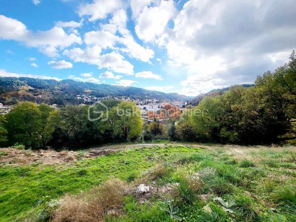 📍 Secteur recherché – Environnement calme  
📄 Permis de construire validé (RT2012)

À Vals-les-Bains, découvrez ce beau terrain d’environ 1400 m², idéal pour concrétiser votre projet de construction dans un cadre naturel privilégié.

Ce terrain bénéficie d’un permis de construire déjà accepté, conforme à la réglementation thermique RT2012, vous offrant un gain de temps précieux et la garantie d’une future maison performante, économe et confortable.

✔ Points forts
Environnement calme et préservé

Aucun vis-à-vis, intimité totale

Exposition plein sud, luminosité optimale

Terrain ouvert sur la nature

Permis de construire validé : projet sécurisé et prêt à démarrer

🌿 Un cadre de vie recherché
Imaginez votre maison ouverte sur la nature, baignée de lumière du matin au soir, dans un lieu où chaque lever de soleil apporte sérénité et confort.
Ce terrain offre l’opportunité rare de créer un havre de paix moderne, respectueux de l’environnement et parfaitement adapté à vos envies.

⭐ Une opportunité à saisir
Surface généreuse, exposition idéale, tranquillité, absence de vis-à-vis et permis déjà accordé : ce terrain réunit tous les critères pour un projet réussi.