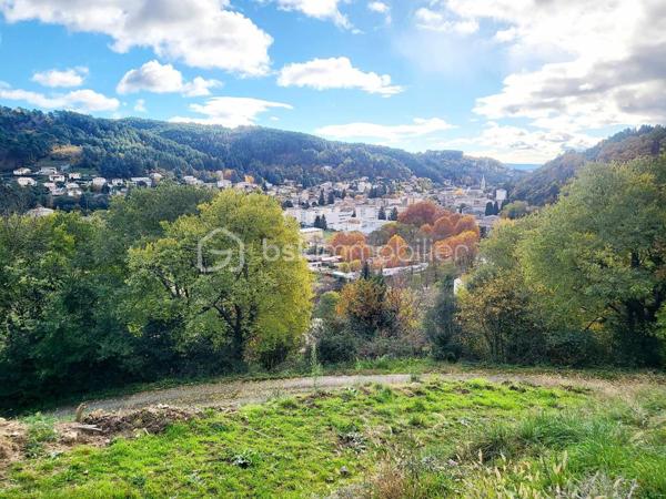 📍 Secteur recherché – Environnement calme  
📄 Permis de construire validé (RT2012)

À Vals-les-Bains, découvrez ce beau terrain d’environ 1400 m², idéal pour concrétiser votre projet de construction dans un cadre naturel privilégié.

Ce terrain bénéficie d’un permis de construire déjà accepté, conforme à la réglementation thermique RT2012, vous offrant un gain de temps précieux et la garantie d’une future maison performante, économe et confortable.

✔ Points forts
Environnement calme et préservé

Aucun vis-à-vis, intimité totale

Exposition plein sud, luminosité optimale

Terrain ouvert sur la nature

Permis de construire validé : projet sécurisé et prêt à démarrer

🌿 Un cadre de vie recherché
Imaginez votre maison ouverte sur la nature, baignée de lumière du matin au soir, dans un lieu où chaque lever de soleil apporte sérénité et confort.
Ce terrain offre l’opportunité rare de créer un havre de paix moderne, respectueux de l’environnement et parfaitement adapté à vos envies.

⭐ Une opportunité à saisir
Surface généreuse, exposition idéale, tranquillité, absence de vis-à-vis et permis déjà accordé : ce terrain réunit tous les critères pour un projet réussi.