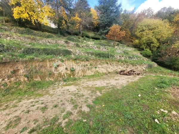 📍 Secteur recherché – Environnement calme  
📄 Permis de construire validé (RT2012)

À Vals-les-Bains, découvrez ce beau terrain d’environ 1400 m², idéal pour concrétiser votre projet de construction dans un cadre naturel privilégié.

Ce terrain bénéficie d’un permis de construire déjà accepté, conforme à la réglementation thermique RT2012, vous offrant un gain de temps précieux et la garantie d’une future maison performante, économe et confortable.

✔ Points forts
Environnement calme et préservé

Aucun vis-à-vis, intimité totale

Exposition plein sud, luminosité optimale

Terrain ouvert sur la nature

Permis de construire validé : projet sécurisé et prêt à démarrer

🌿 Un cadre de vie recherché
Imaginez votre maison ouverte sur la nature, baignée de lumière du matin au soir, dans un lieu où chaque lever de soleil apporte sérénité et confort.
Ce terrain offre l’opportunité rare de créer un havre de paix moderne, respectueux de l’environnement et parfaitement adapté à vos envies.

⭐ Une opportunité à saisir
Surface généreuse, exposition idéale, tranquillité, absence de vis-à-vis et permis déjà accordé : ce terrain réunit tous les critères pour un projet réussi.