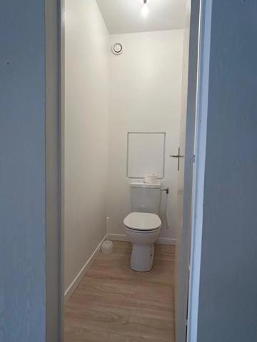 Vente                                                      Bureau
                        
                     5 pièces                      98 m2                     à Fontainebleau