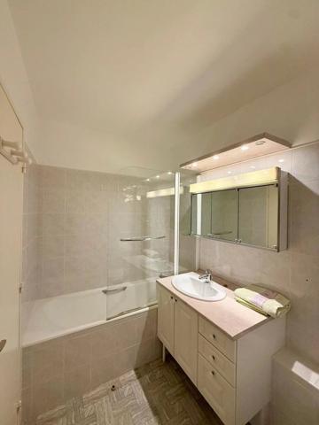 Vente                                                      Bureau
                        
                     5 pièces                      98 m2                     à Fontainebleau