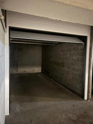 Vente                                                      Bureau
                        
                     5 pièces                      98 m2                     à Fontainebleau