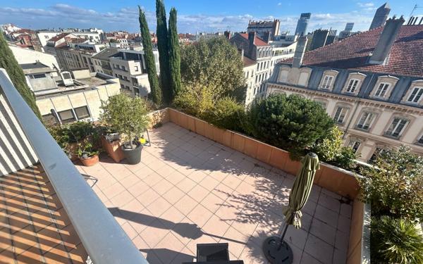 Appartement à vendre    5 pièces • 122,01 m2 Lyon 6