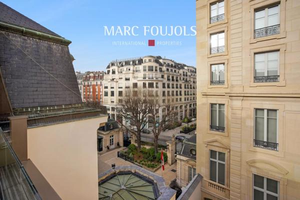 Paris VIII Faubourg Saint Honoré : appartement en dernier étage de 180 m² avec sa terrasse et son roof top de plus de 200 m²