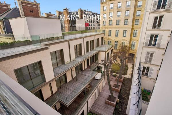 Paris VIII Faubourg Saint Honoré : appartement en dernier étage de 180 m² avec sa terrasse et son roof top de plus de 200 m²