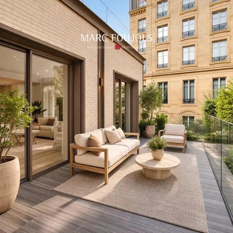 Paris VIII Faubourg Saint Honoré : appartement en dernier étage de 180 m² avec sa terrasse et son roof top de plus de 200 m²