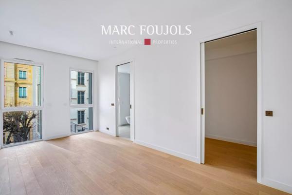 Paris VIII Faubourg Saint Honoré : appartement en dernier étage de 180 m² avec sa terrasse et son roof top de plus de 200 m²