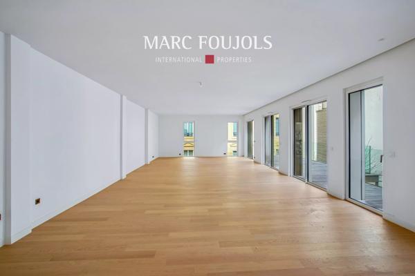 Paris VIII Faubourg Saint Honoré : appartement en dernier étage de 180 m² avec sa terrasse et son roof top de plus de 200 m²