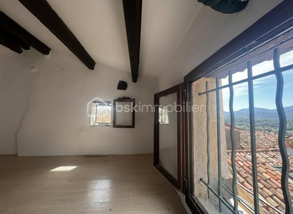 Située au cœur du charmant village de Fayence au calme, cette maison de village représente une excellente opportunité pour un premier investissement immobilier ou pour développer son patrimoine locatif à prix maîtrisé.

Proposée à seulement 175 000 €, elle offre un véritable avantage : 2 lots pour le prix d’un, avec un revenu locatif immédiat et un fort potentiel de rentabilité après rénovation.

Le bien se compose de :

• Un studio de 25,25 m², situé au 1er étage, actuellement loué 420 € par mois, garantissant un revenu immédiat dès l’acquisition. Il comprend un séjour avec alcôve, une salle d’eau et un WC.

• Un appartement 3 pièces en duplex de 68,83 m², situé au 2ᵉ étage. À rénover, il se compose d’un salon, d’une cuisine et d’un WC au premier niveau, puis de deux chambres sous pente et d’une salle d’eau à l’étage.

Ce bien est particulièrement intéressant pour un premier achat : il permet d’habiter le duplex en résidence principale tout en bénéficiant du revenu locatif du studio, pouvant ainsi contribuer au financement du crédit immobilier et alléger les mensualités.

Après rénovation du duplex, l’ensemble peut générer jusqu’à 1 140 € de revenus mensuels (location annuelle), avec une rentabilité brute estimée à plus de 7 %, pouvant être optimisée en location saisonnière.

Autre atout rare au cœur du village : le bien bénéficie d’un environnement sans vis-à-vis, offrant selon les pièces une agréable vue dégagée sur les toits du village et les environs, apportant charme et luminosité au quotidien.

Son emplacement central, à proximité immédiate des commerces, écoles et transports, ainsi que les stationnements publics proches, renforcent encore l’attractivité du bien auprès des locataires.

Faibles charges, potentiel de valorisation et revenus immédiats : un investissement sécurisé et accessible, idéal pour se lancer dans l’immobilier.

Pour plus d’informations ou organiser une visite, contactez Adeline Le Cravier au 06.22.04.20.46