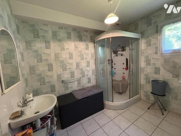 Située à SAINT-GILLES, maison d’habitation avec vie de plain-pied