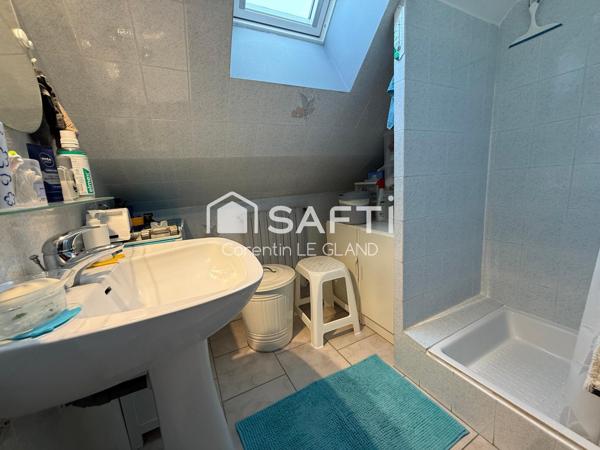 Maison néo-bretonne dans une impasse