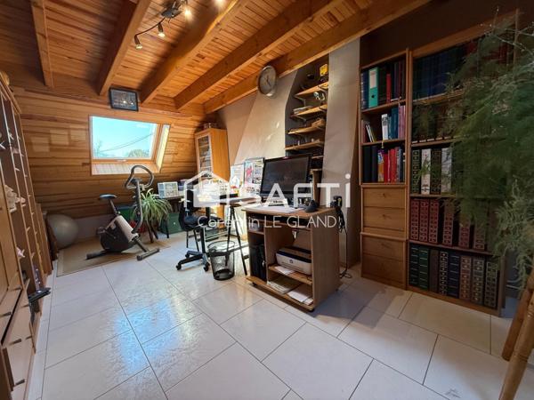 Maison néo-bretonne dans une impasse