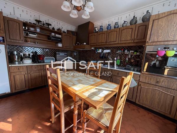 Maison néo-bretonne dans une impasse