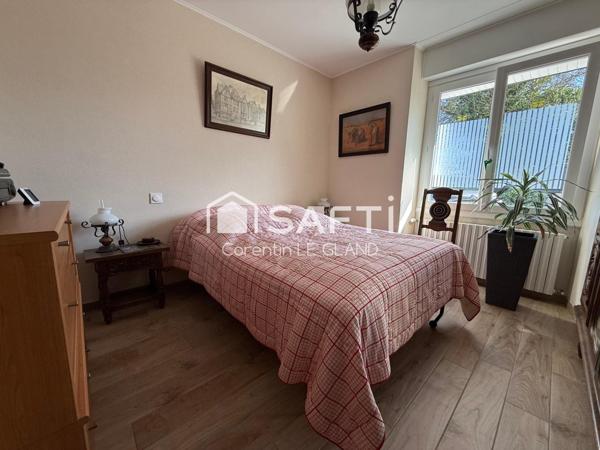 Maison néo-bretonne dans une impasse