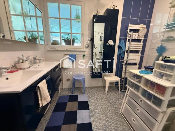 Maison néo-bretonne dans une impasse