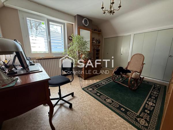 Maison néo-bretonne dans une impasse