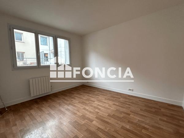 Location Appartement 2 pièces 43.16 m² - 16 PLACE DES EPARS Chartres 28000