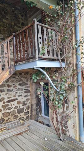 Saint Etienne 42100 dans un hameau paisible au dessus de Rochetaillée ferme rénovée en 2010 sur la partie habitation 112m² habitables 3 chambres sur 1080m² de terrain