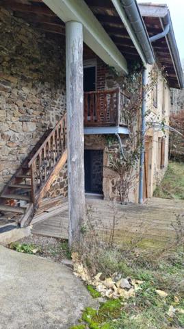 Saint Etienne 42100 dans un hameau paisible au dessus de Rochetaillée ferme rénovée en 2010 sur la partie habitation 112m² habitables 3 chambres sur 1080m² de terrain