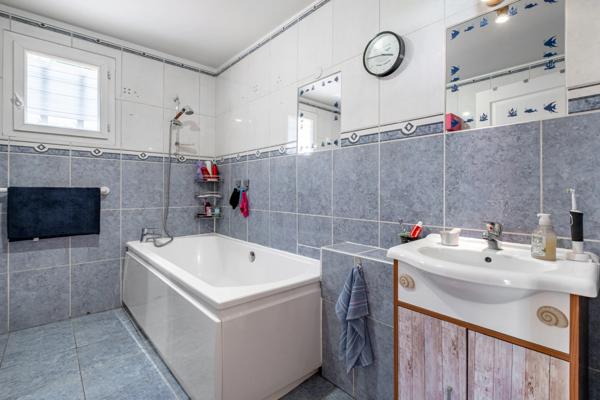 Maison
         5 pièces
        - 139 m² Exclusivité 485 000 € *