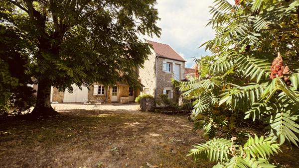Asquins (89450) Maison de caractère en pierres apparentes située dans le secteur d' ASQUINS au prix de 235 400 € F.A.I.