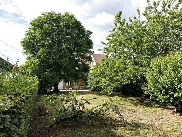 Asquins (89450) Maison de caractère en pierres apparentes située dans le secteur d' ASQUINS au prix de 235 400 € F.A.I.