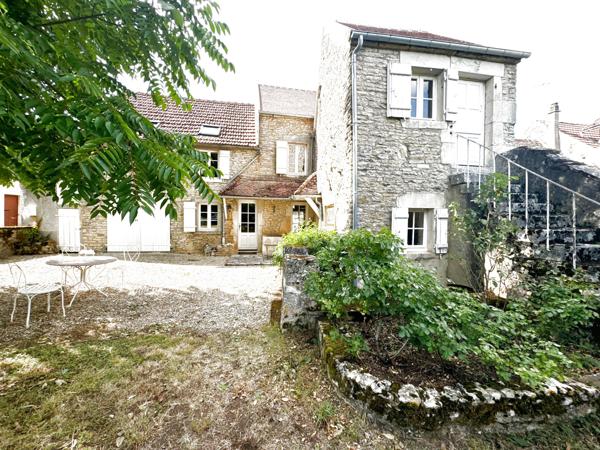 Asquins (89450) Maison de caractère en pierres apparentes située dans le secteur d' ASQUINS au prix de 235 400 € F.A.I.