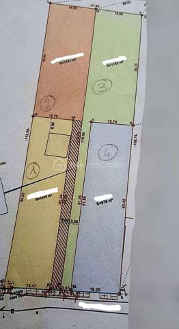 Situé dans un environnement calme et agréable,  ce terrain sur la commune de PEYSSIES d’environ 1010 m² offre un cadre idéal pour la réalisation d’un projet de construction ou d’aménagement. 
(correspondant au lot N°1 sur le plan)

La parcelle est bornée, offrant une définition claire et sécurisée des limites du terrain. Une étude de sol de type G1 en cours

Le terrain bénéficie d’une emprise au sol maximale de 35 %.

Une dépendance d’environ 60 m² est présente sur le terrain. Elle peut être conservée et utilisée comme espace de stockage ou atelier ...

Compteur d’eau déjà présent.
Raccordements à prévoir pour l’électricité, les télécommunications 
Prevoir l’assainissement autonome

A 5min de CARBONNE
À 5 minutes de l'autoroute A64, avec accès dans les deux sens : TOULOUSE/TARBES/BAYONNE
Proche des commodités, commerces, écoles et services
