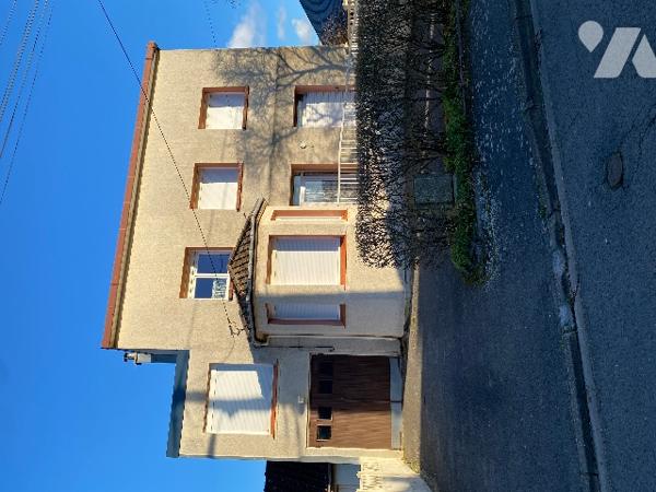 Maison à fort potentiel d’une surface de 270 m2 8 chambres avec garage et jardin