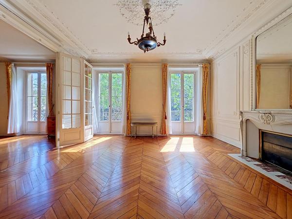 Appartement Haussmanien 4 chambres et balcon