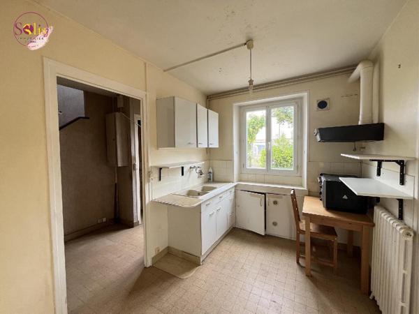 Pavillon à rénover avec 3 chambres et jardin ! Situé ...