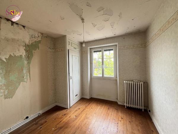 Pavillon à rénover avec 3 chambres et jardin ! Situé ...