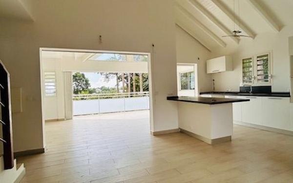 Maison à louer    7 pièces •  Petit-Bourg