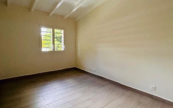 Maison à louer    7 pièces •  Petit-Bourg