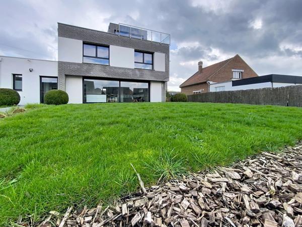 VILLA D'ARCHITECTE BÂTIE SUR 990 M² COUTICHES